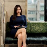 タイトスカートの美女が電車内で脚を組んで座っている